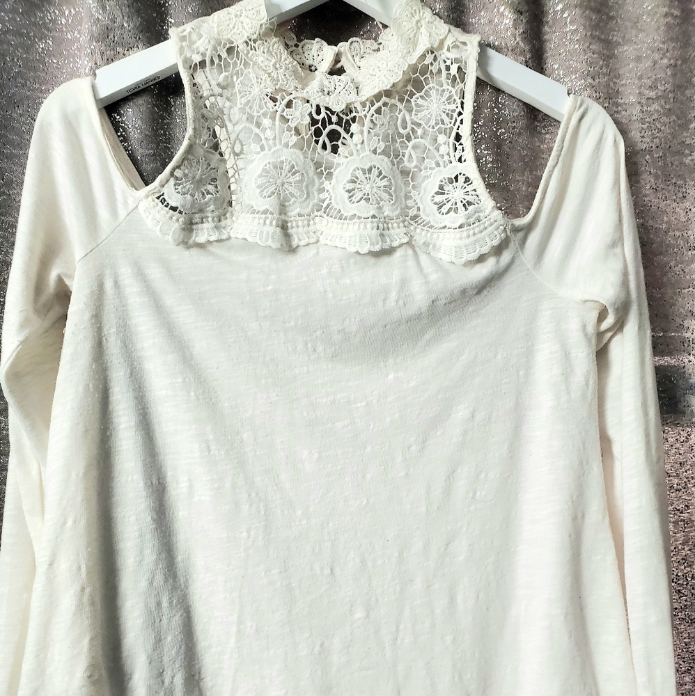 Juniors cream cold shoulder flowing top size M